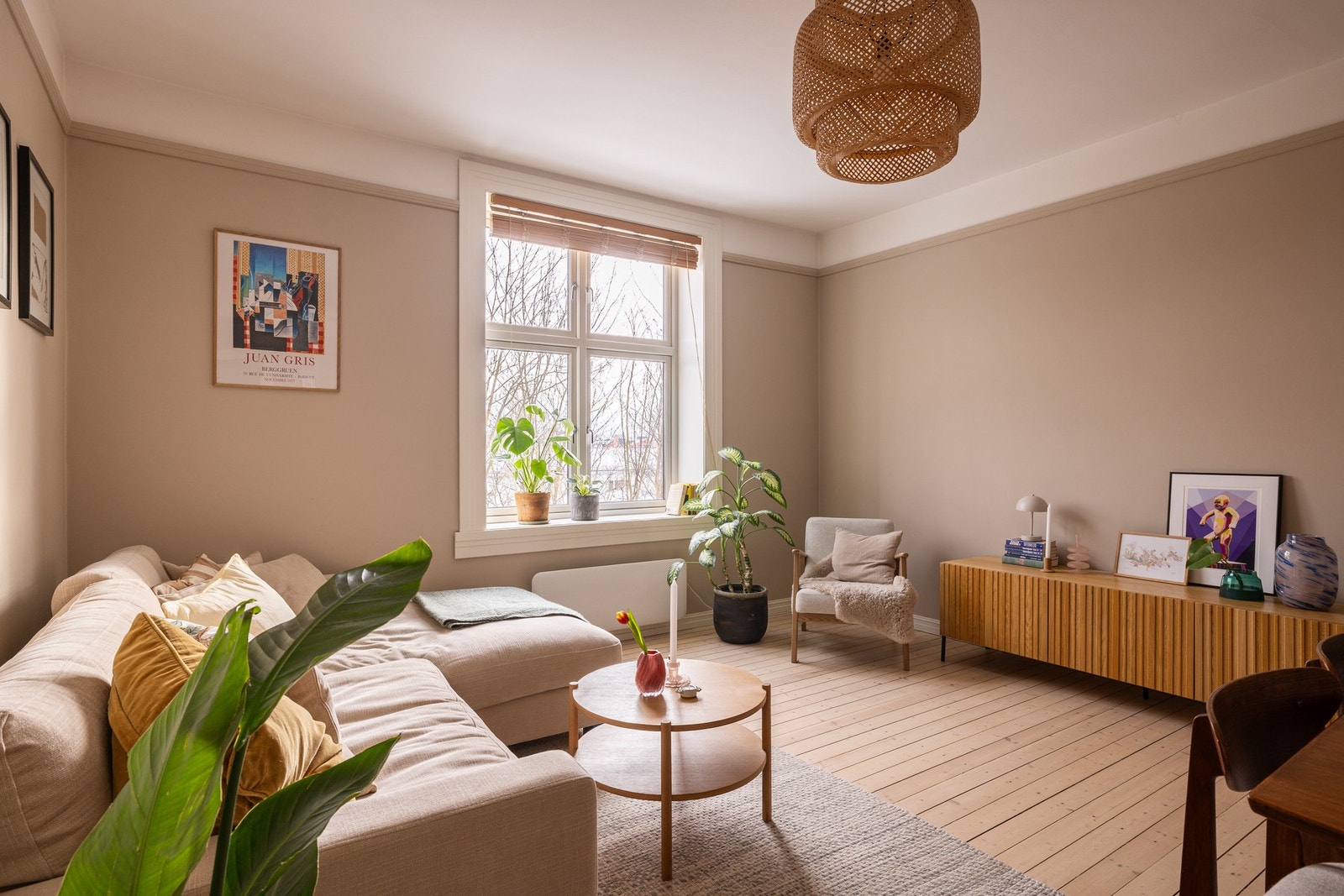 Den generøse takhøyden og en gjennomgående planløsning åpner opp og slipper lyset inn. Galleribilde