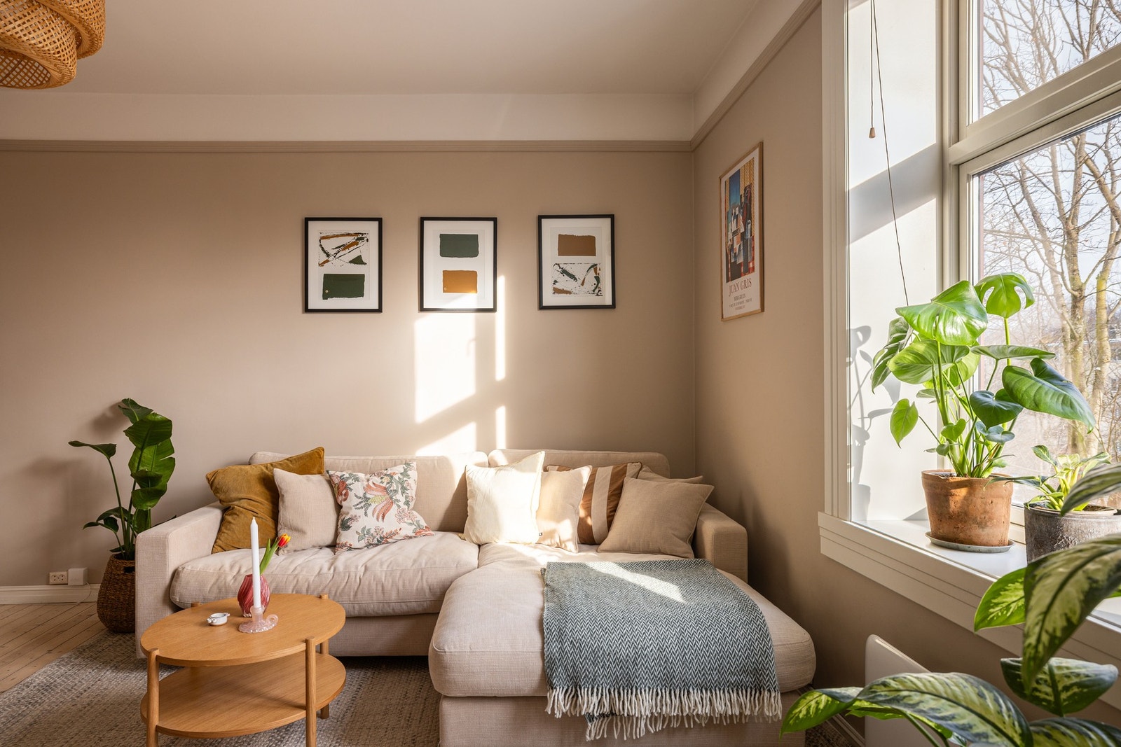 Leiligheten har en gjennomført stil med flotte klassiske elementer og en bra planløsning. Galleribilde