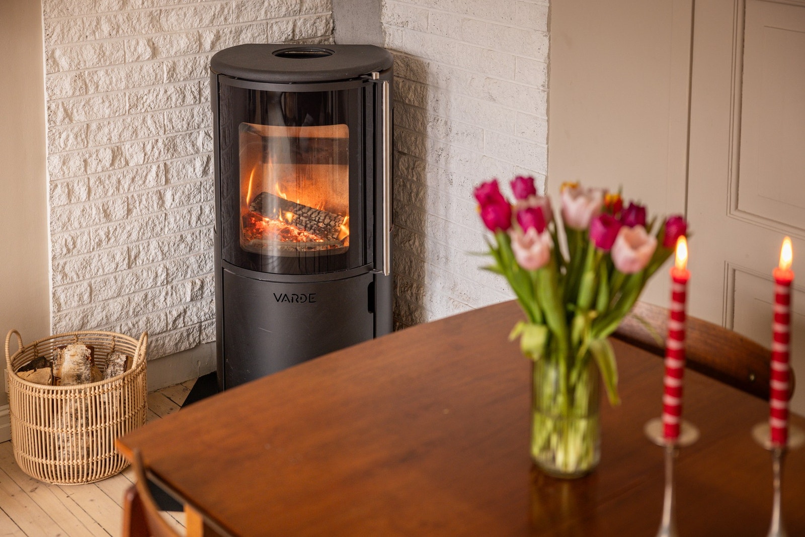 Vedovnen i hjørnet er fra 2023 og gjør det ekstra koselig nå om vinteren. Galleribilde