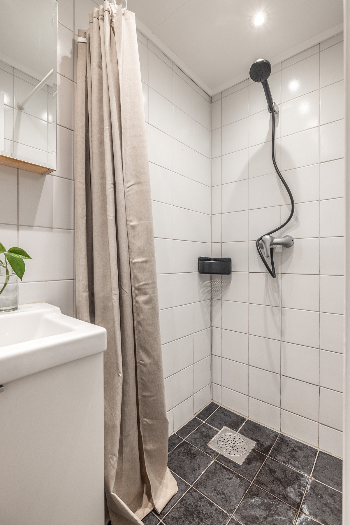 Badet har varmekabler på gulvet. Selger har egen vaskemaskin i vaskerom i kjelleren. Galleribilde