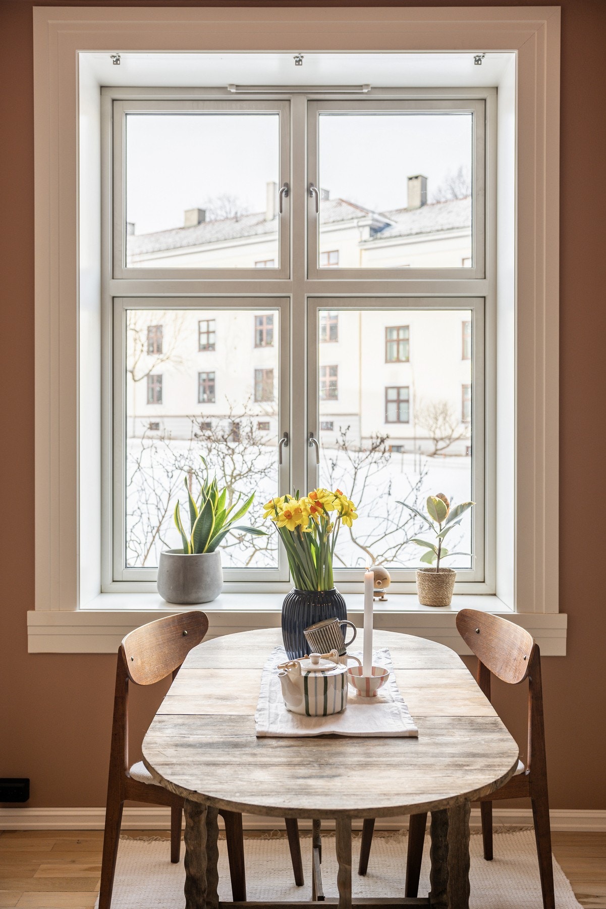 Det er koselig med plass til et eget spisebord ved vinduet. Kjøkkenet vender inn mot bakgården. Galleribilde