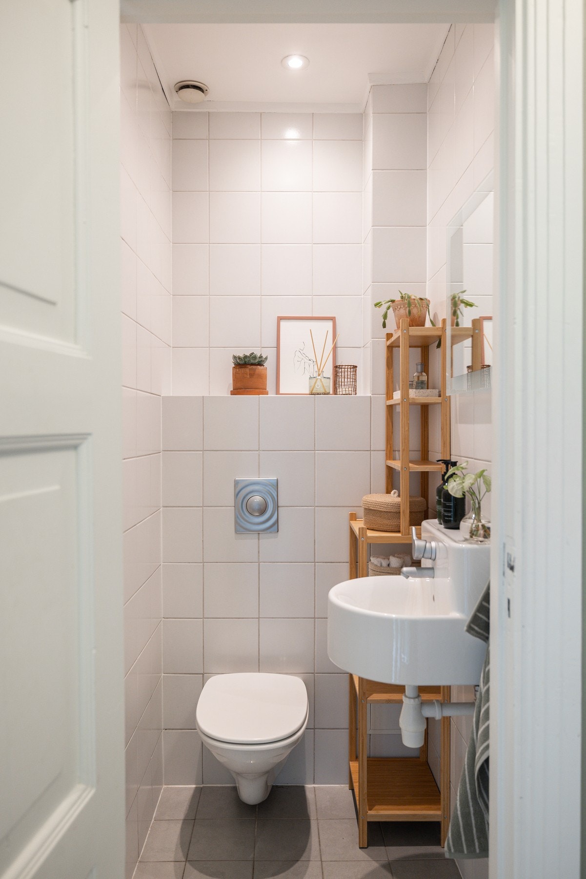 Separat toalett med inngang fra entreen. Galleribilde