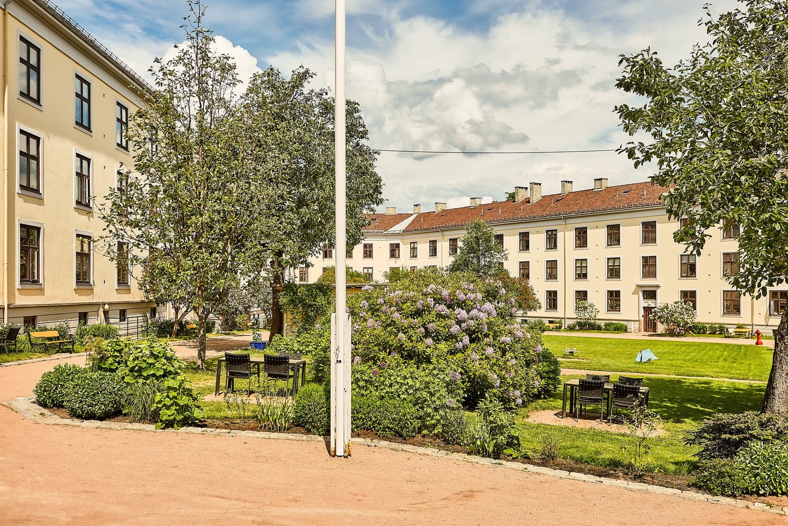 Bakgården består av store grøntområder, sittegrupper, plantekasser og interne stier. Galleribilde