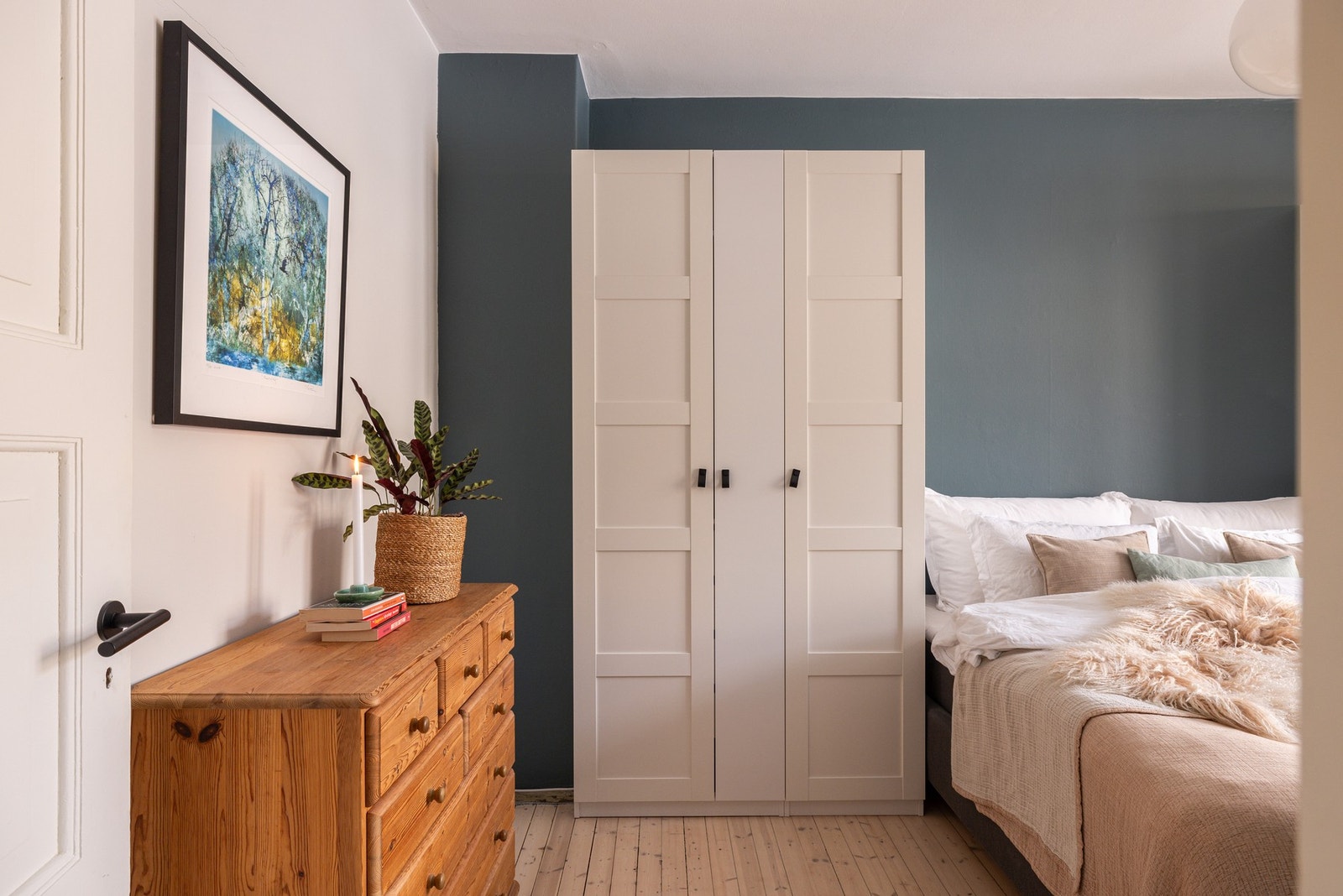 To doble garderobeskap gir rikelig med lagringsplass. Galleribilde