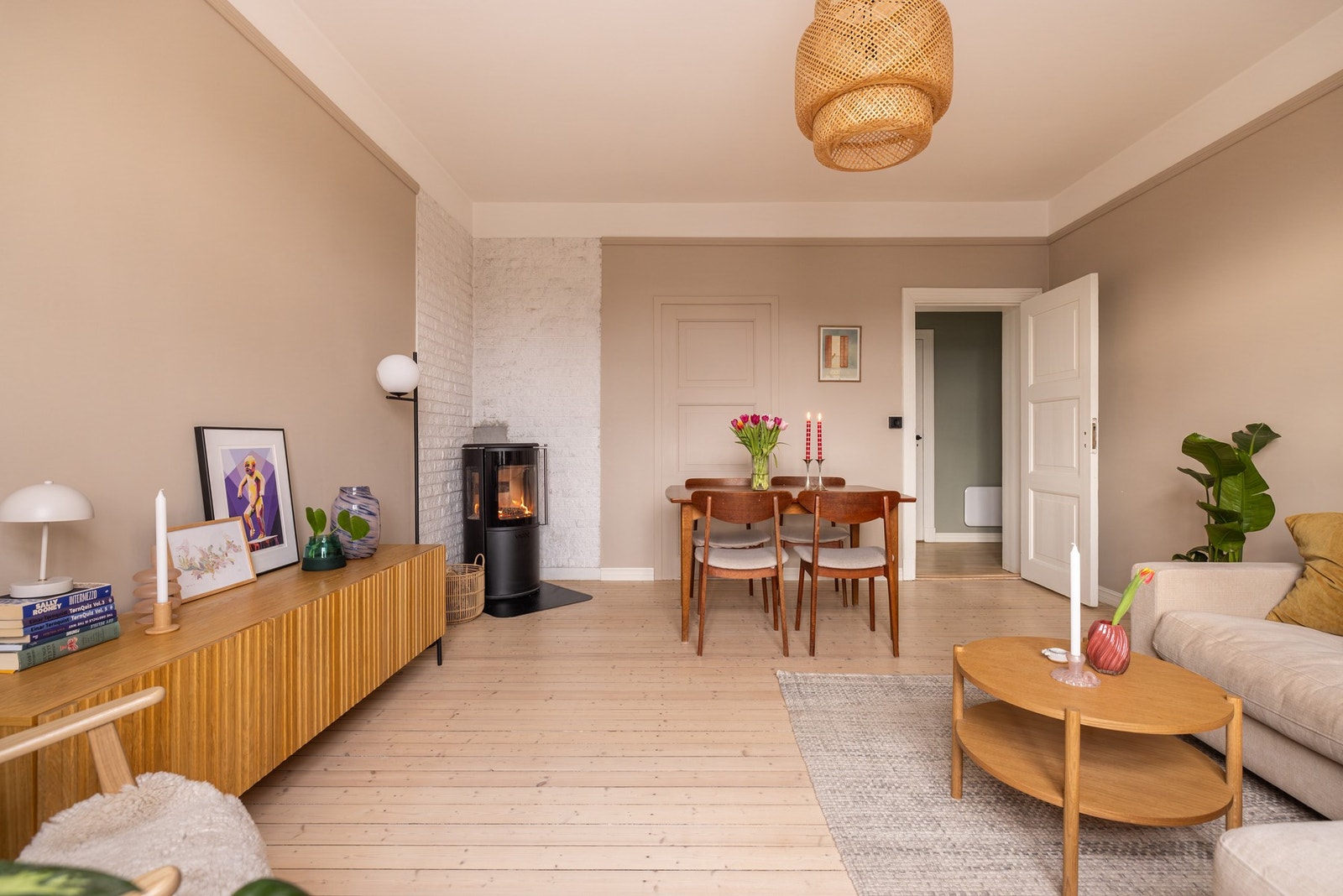 Overflatene er malt i lune og tidsriktige farger. Galleribilde