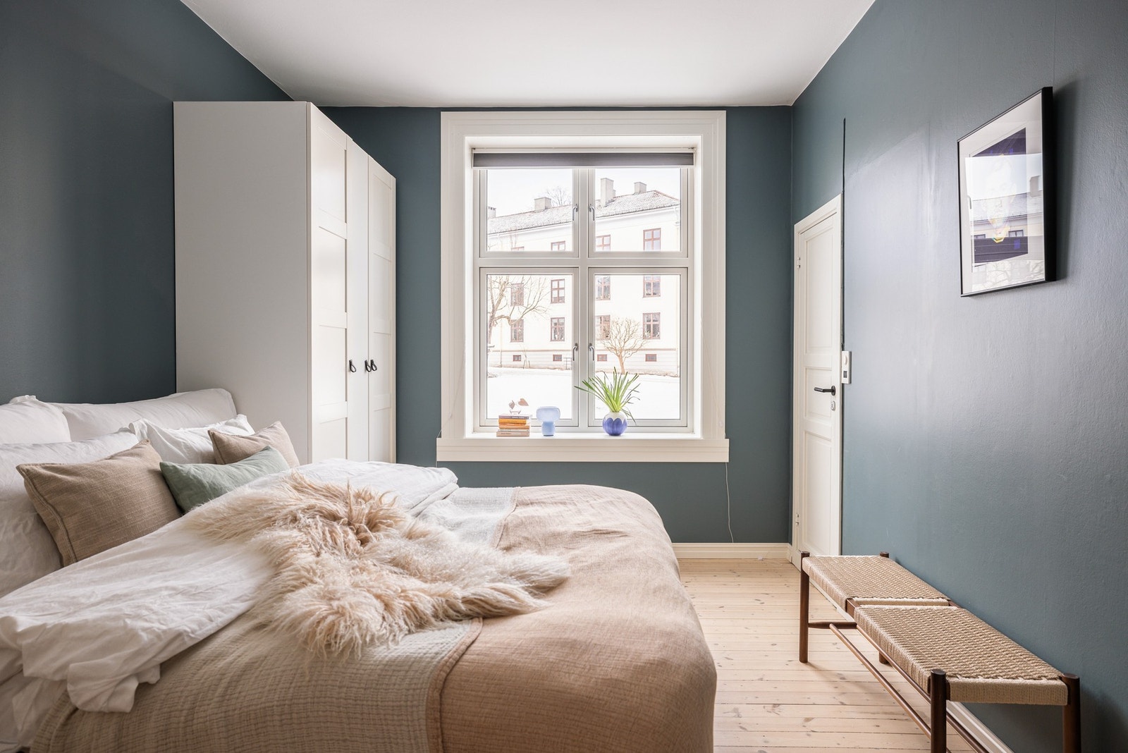 Soverommet vender inn mot rolig og vakker bakgård med hage. Galleribilde