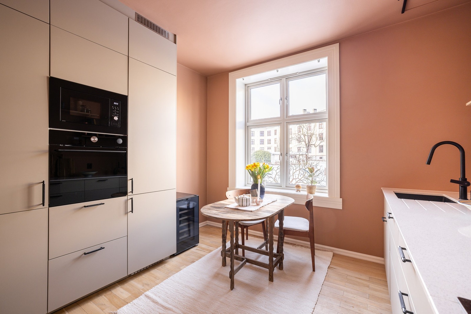 Alle hvitevarer er integrert og medfølger. Vinskapet kan medfølge etter avtale med selger. Galleribilde