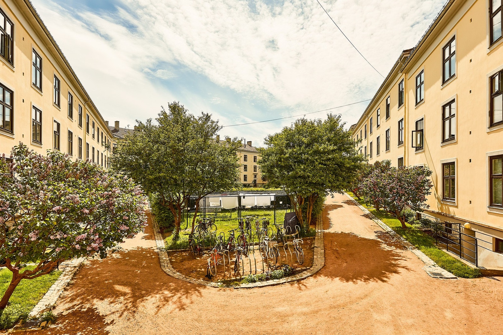 Bakgården holdes vedlike av ansatte gartnere til stor glede for gårdens beboere. Galleribilde