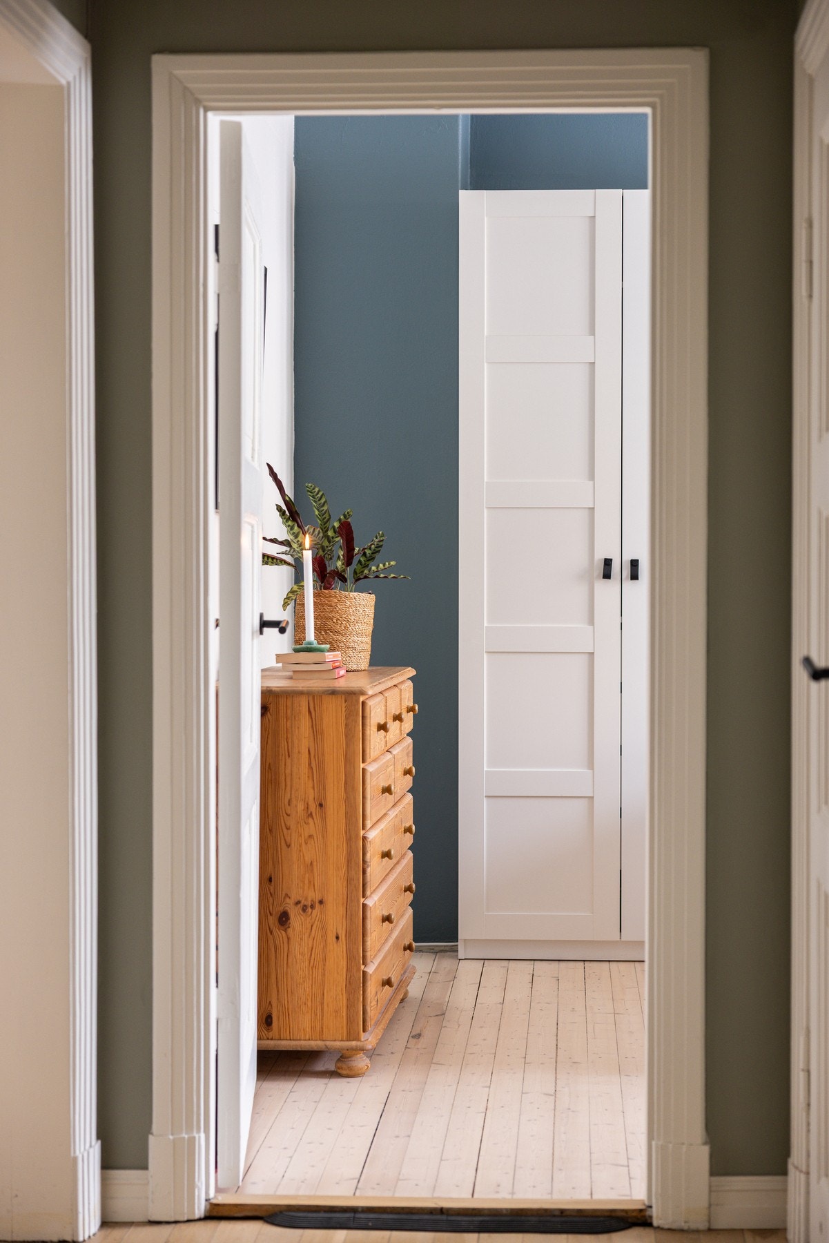 Leiligheten har er romslig soverom med inngang i enden av entreen. Galleribilde