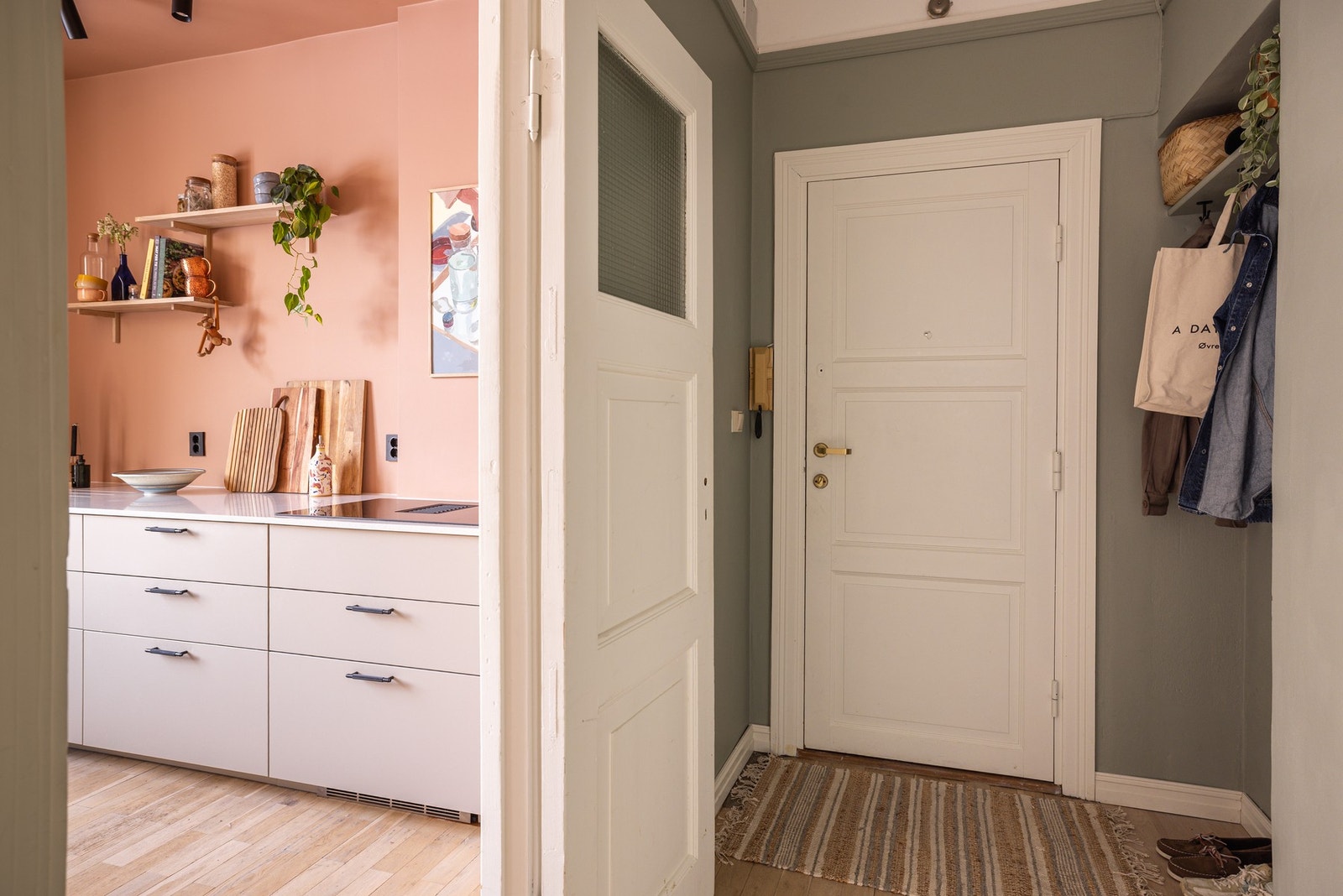 I entreen er det plass til sko og yttertøy og det man behøver i det daglige. Galleribilde