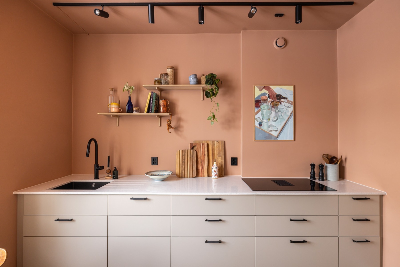 Den tidløse innredningen står i fin kontrast til de ellers varme overflatene og tregulvene. Galleribilde