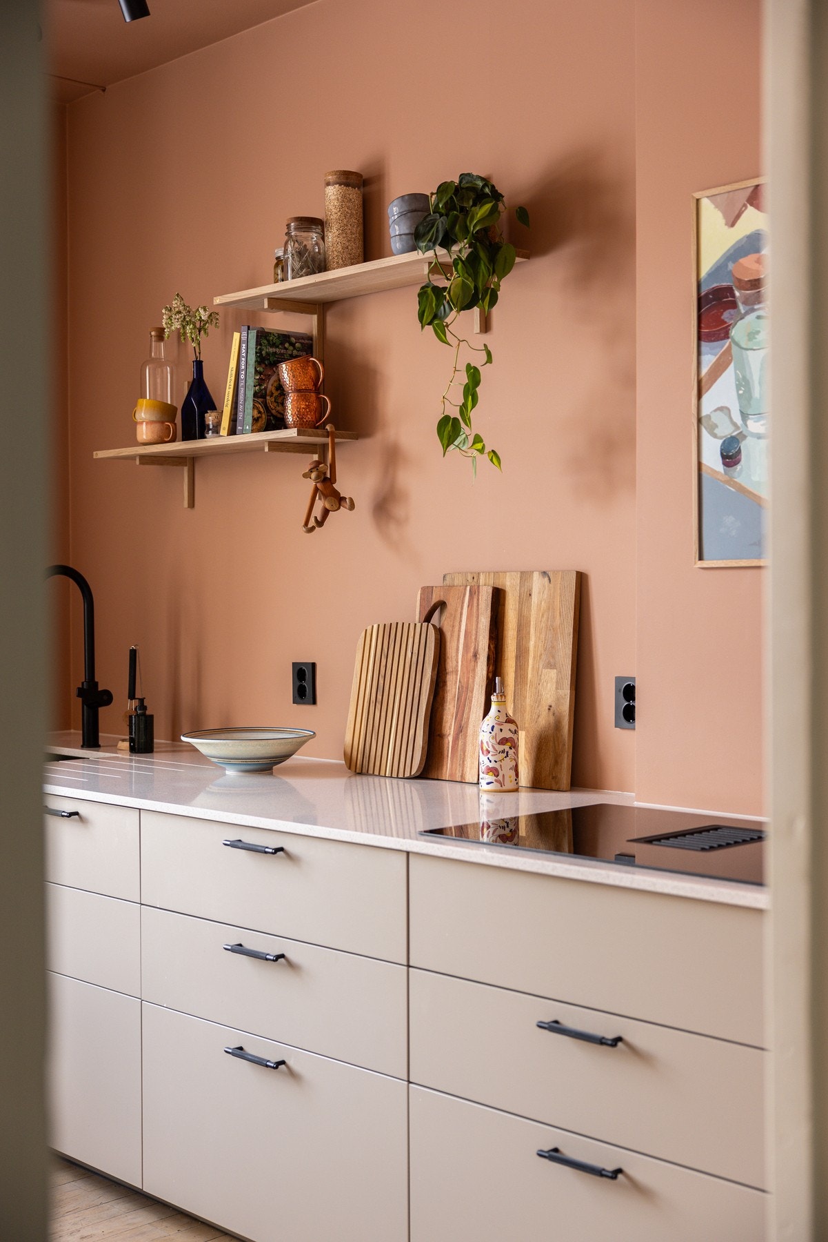 Masse benkeplass og oppbevaring gjør at kjøkkenet også er veldig praktisk. Galleribilde