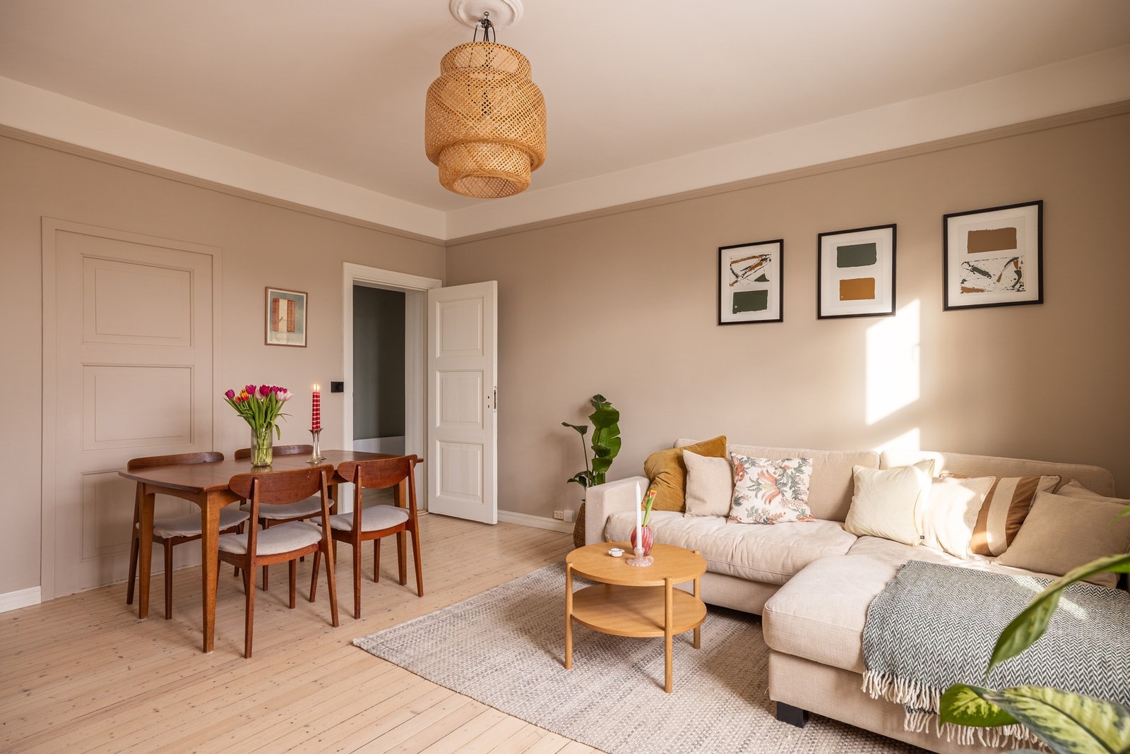 Stort oppholdsrom med god plass til spiseplass og sittegruppe. Galleribilde