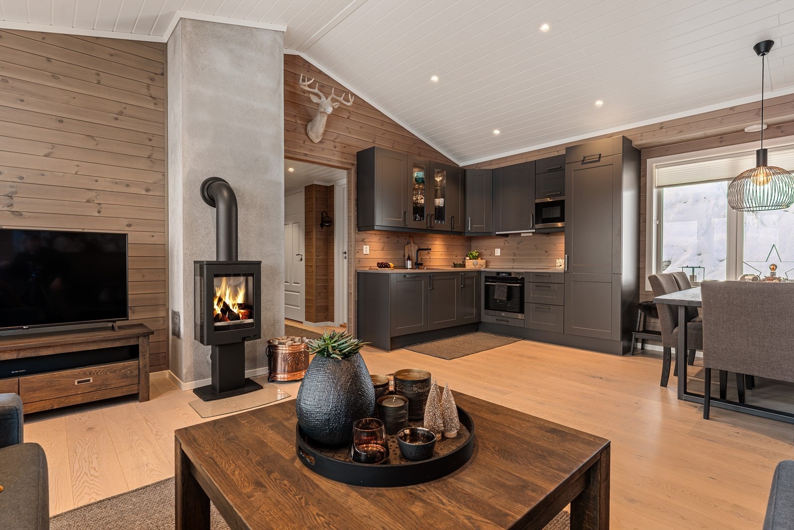 Åpen stue/kjøkken løsning. God takhøyde og store vindusflater gir rommet en luftig følelse. Galleribilde