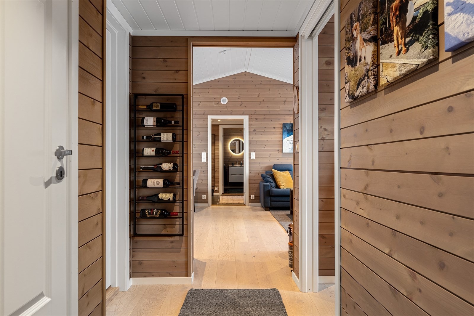 Fra gangen har du tilgang til to soverom, bad og innvendig bod. Galleribilde