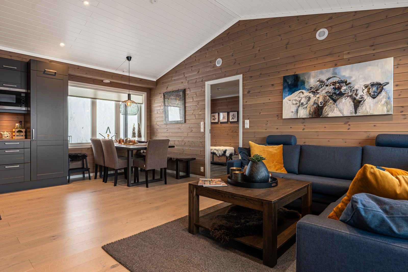 I stuen er det plass til både spisegruppe og sofagruppe. Galleribilde