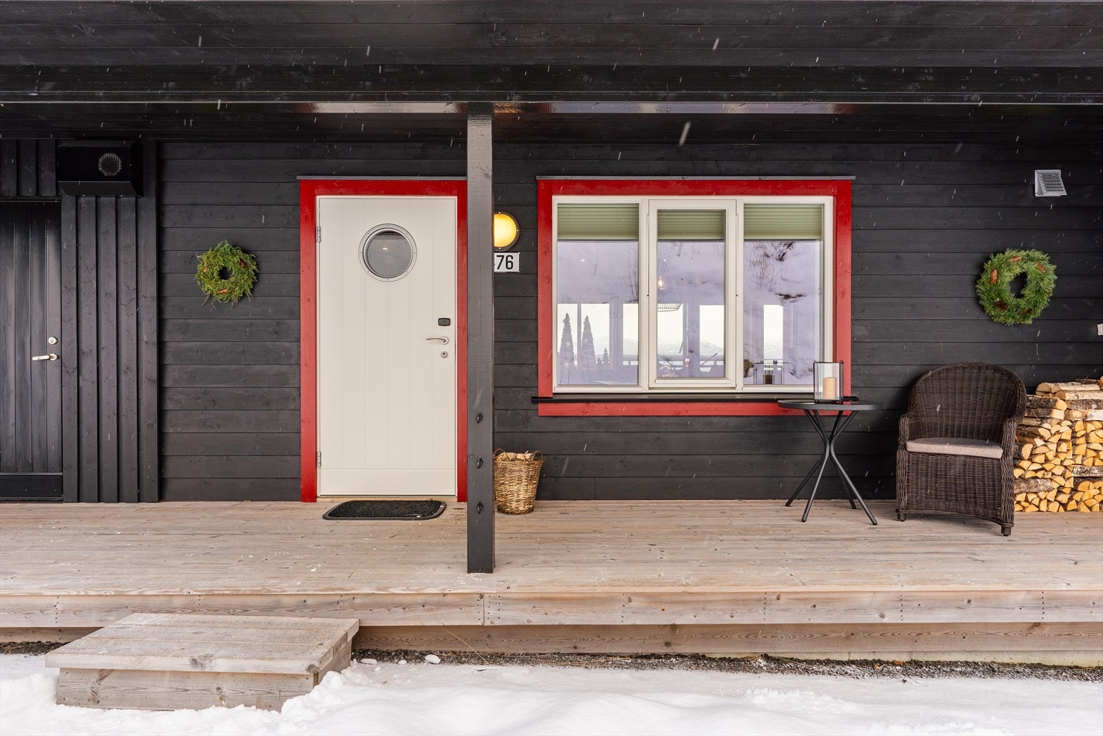 Hyggelig inngangsparti med overbygget terrasseplatting på 13,3 m² Galleribilde