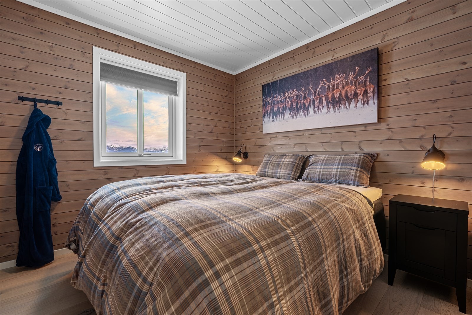 Hovedsoverom på 7,9 m² med god plass til dobbeltseng og nattbord Galleribilde