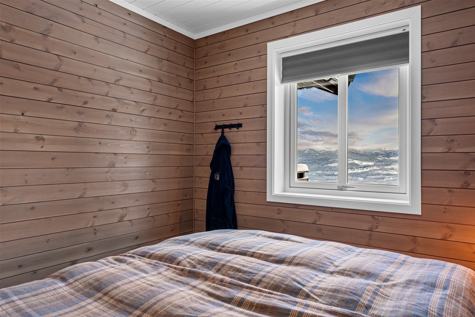 Start dagen med en kopp kaffe og utsikt mot fjellene, før du går rett ut i bakken. Galleribilde