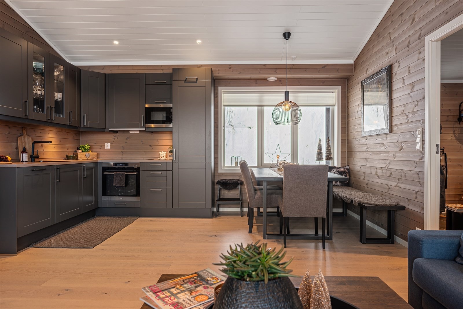 Hyggelig spisekrok til lange måltider med familie og venner Galleribilde