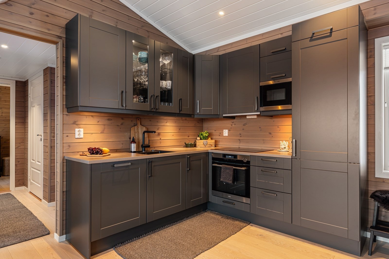 Kjøkkeninnredning
med slette fronter og benkeplate i laminat. Galleribilde