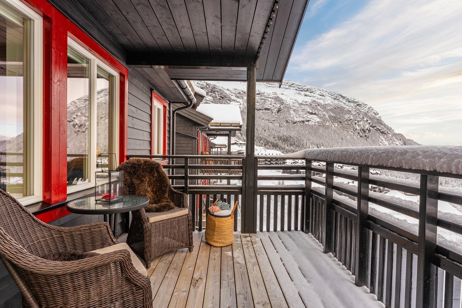 Balkong på 10,7 m² med solrik beliggenhet og flott utsikt mot fjellene. Galleribilde