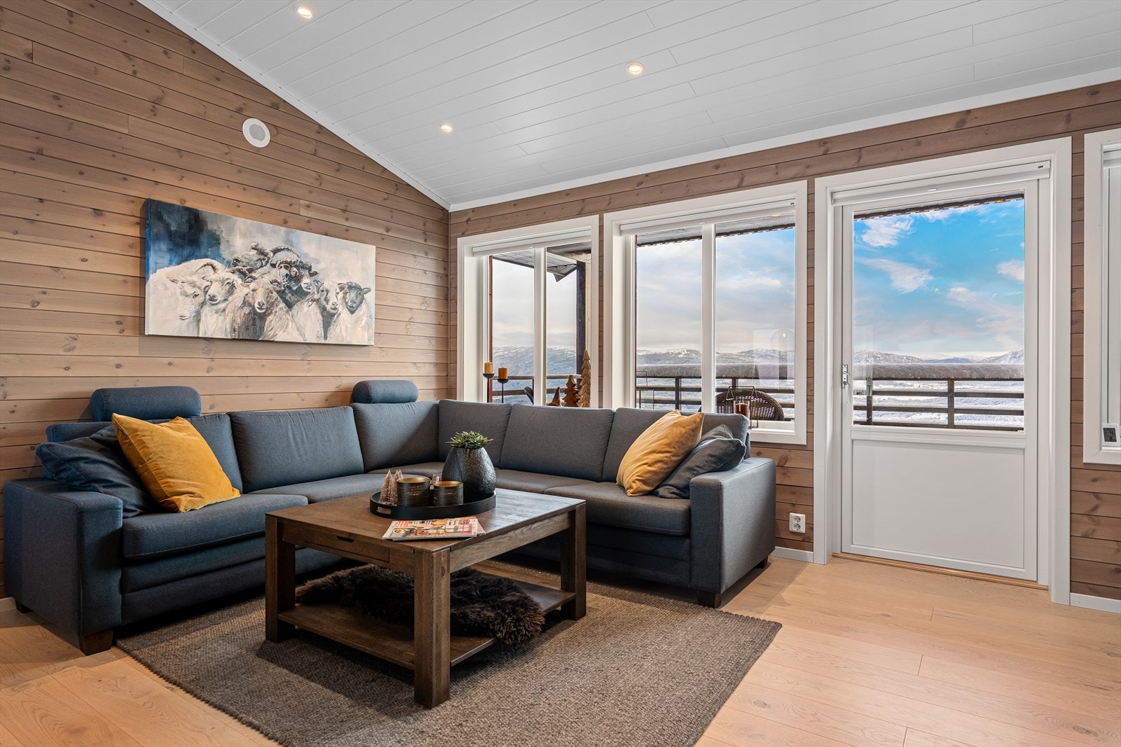 Lys og gjennomført planløsning med utgang til balkong. Galleribilde