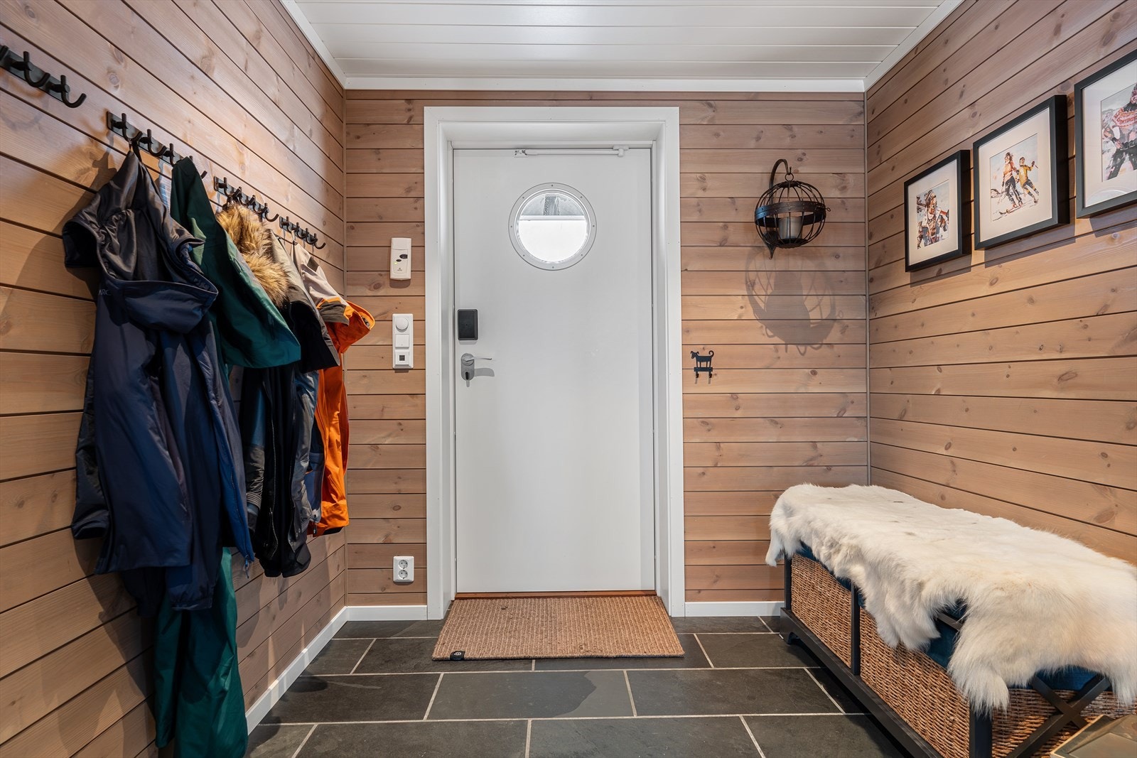 Hyggelig hall med god lagringsplass og varmekabler i fliser Galleribilde