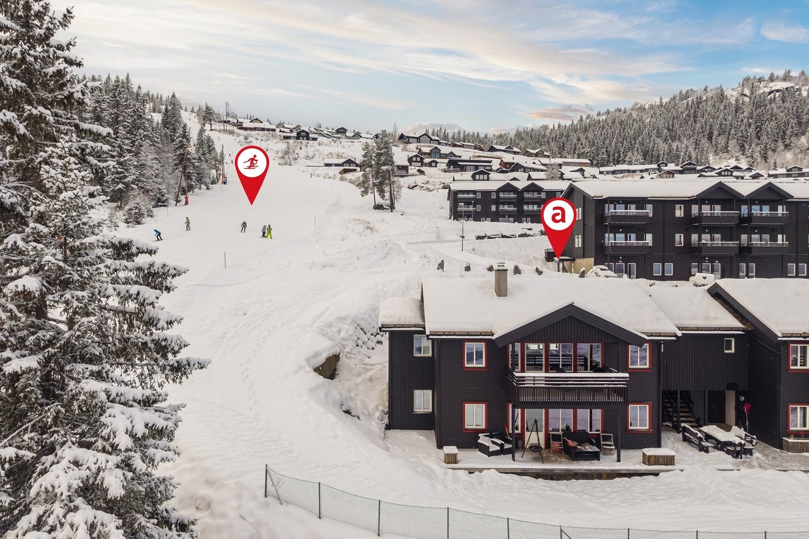 Leiligheten ligger et steinkast fra Alphaløypen, her får du ekte ski in/ut. Galleribilde