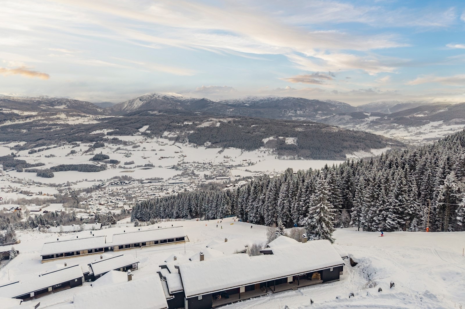 Her har du åpent utsyn mot fjellene Galleribilde