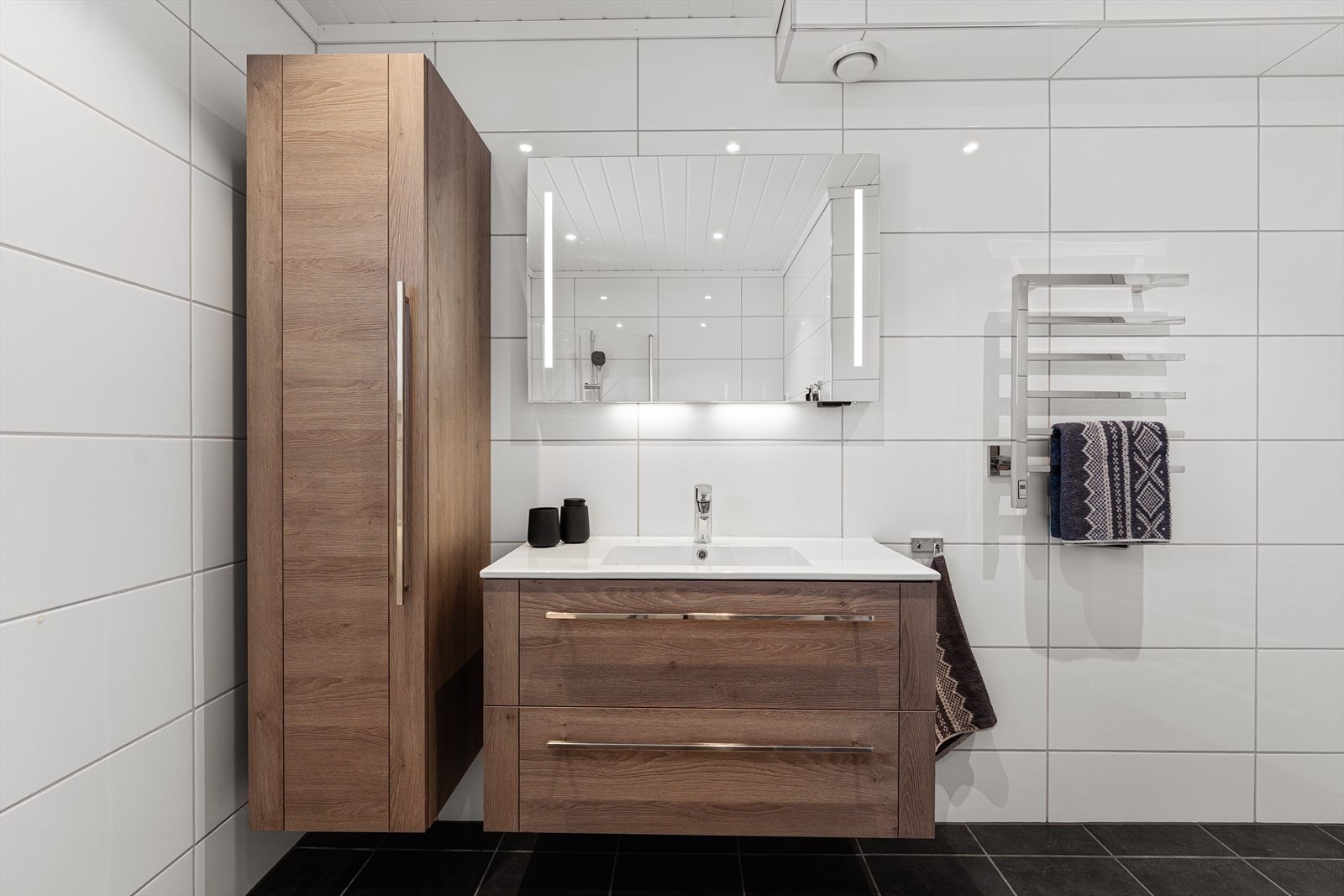 Praktisk veggskap til oppbevaring Galleribilde