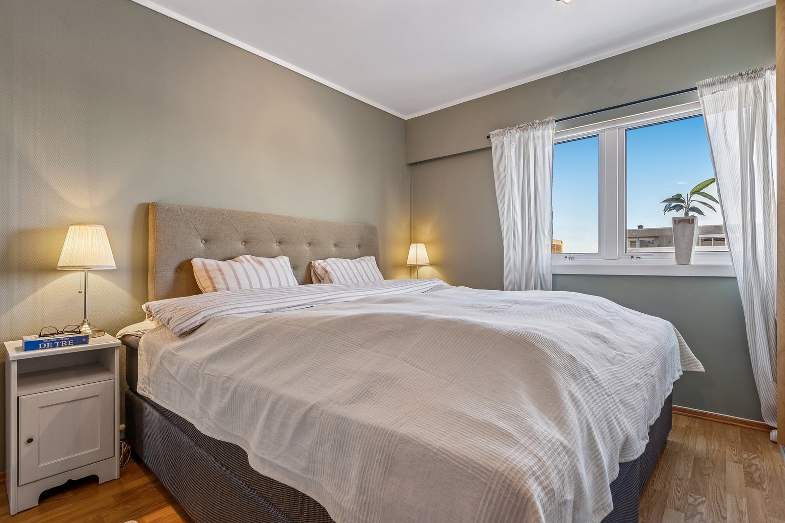 Stort soverom på hele 14kvm med god plass til dobbeltseng og garderobeskap. Galleribilde