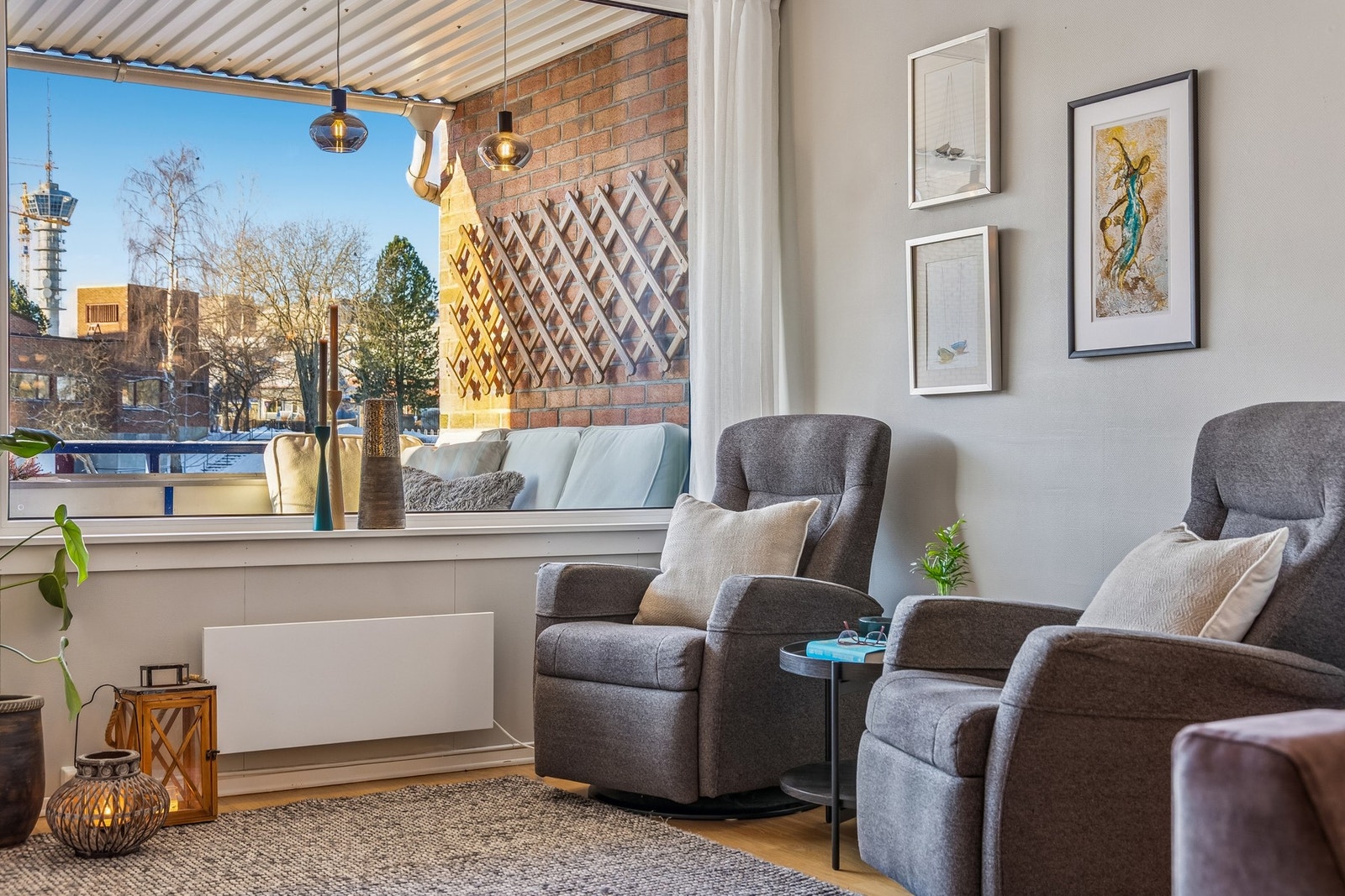 Leiligheten ligger fint til i feltet med lite innsyn. Utsikt mot Tyholttårnet og kort vei til fasiliteter. Galleribilde