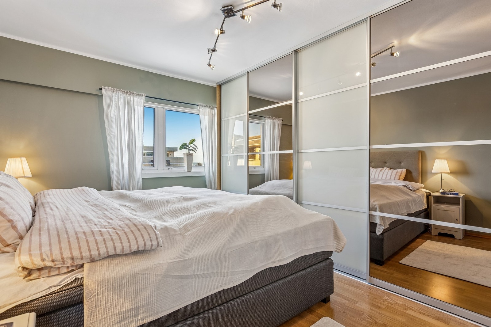 Praktisk skyvedørsgarderobe medfølger handelen. Galleribilde