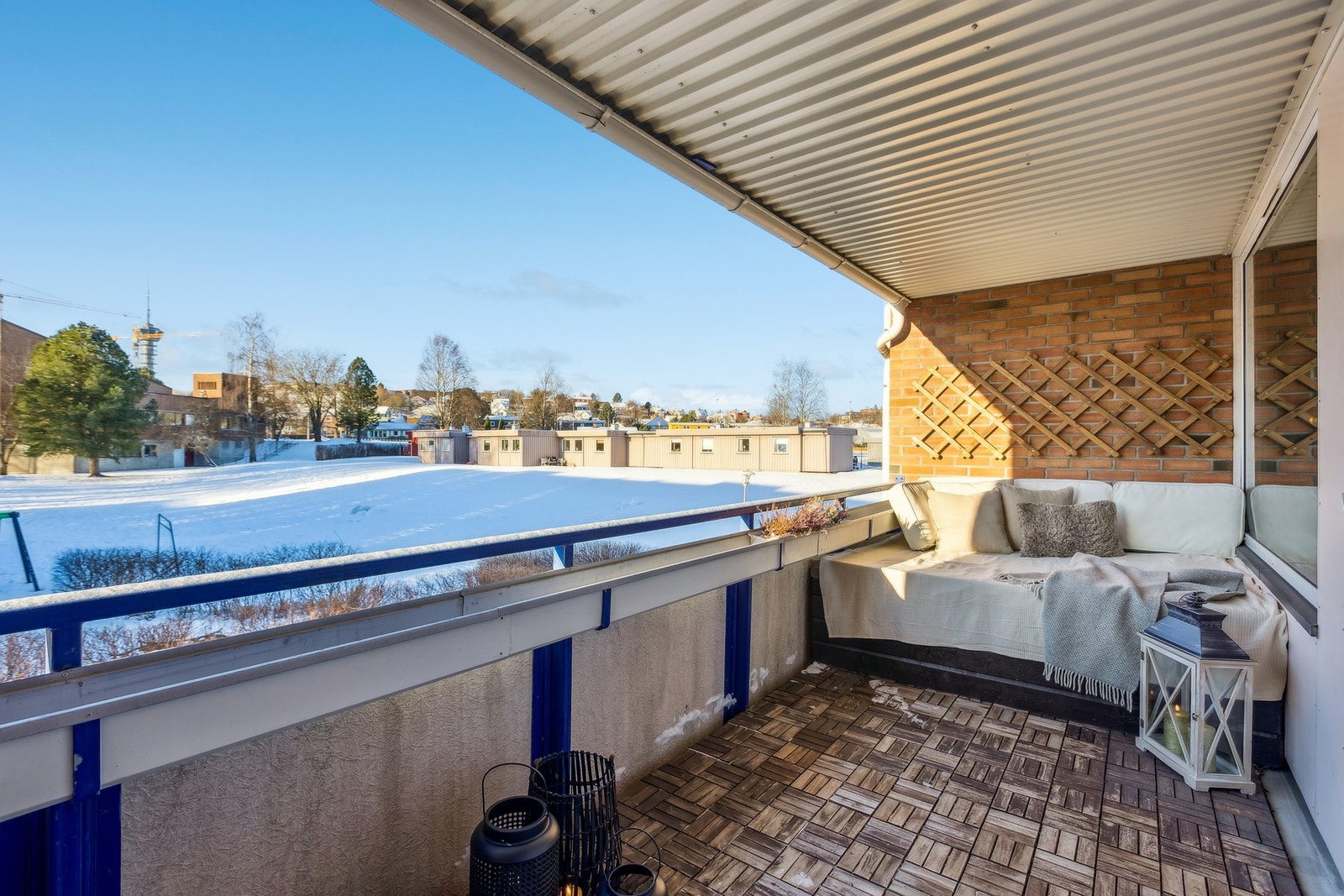 Leiligheten ligger fint til i 2. etasje med flott beliggenhet i feltet. Her vender det mot borettslagets felles grøntområder med lekeplass og benker. Galleribilde