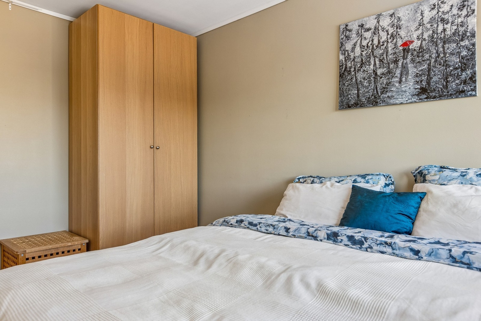 Garderobeskap medfølger handelen. Galleribilde