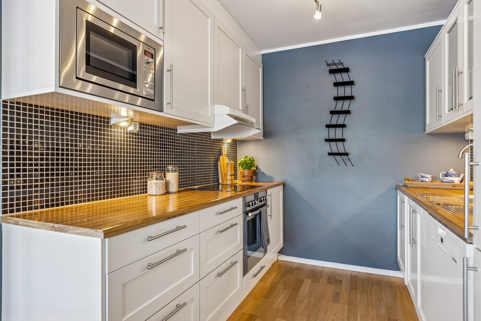 Det er integrert platetopp, stekeovn, mikrobølgeovn, oppvaskmaskin og kombinert kjøl og fryseskap. Galleribilde