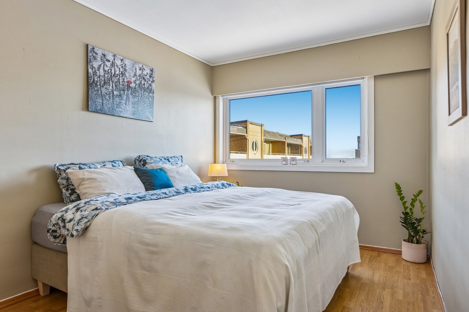 Soverom på ca. 11,5kvm med god plass til dobbeltseng og garderobeskap. Galleribilde