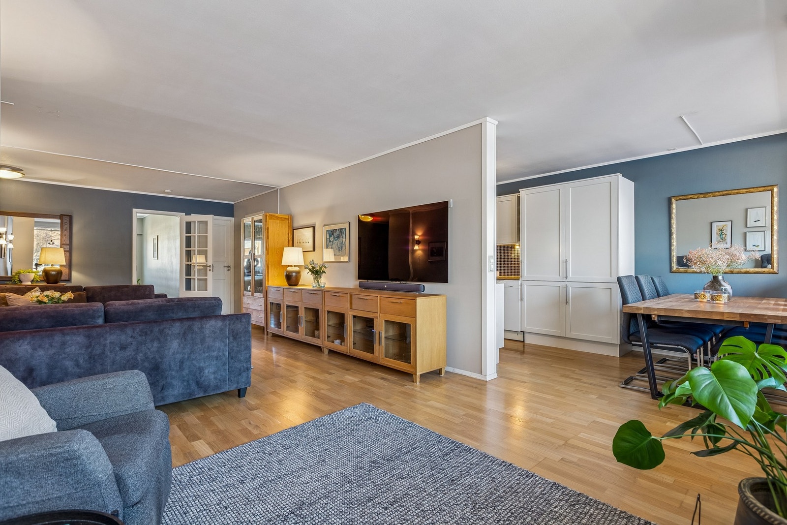 Stua har god plass til både sofagruppe og spisebord - med et praktisk, delvis adskilt kjøkken som gir en romslig og ryddig romfølelse. Galleribilde