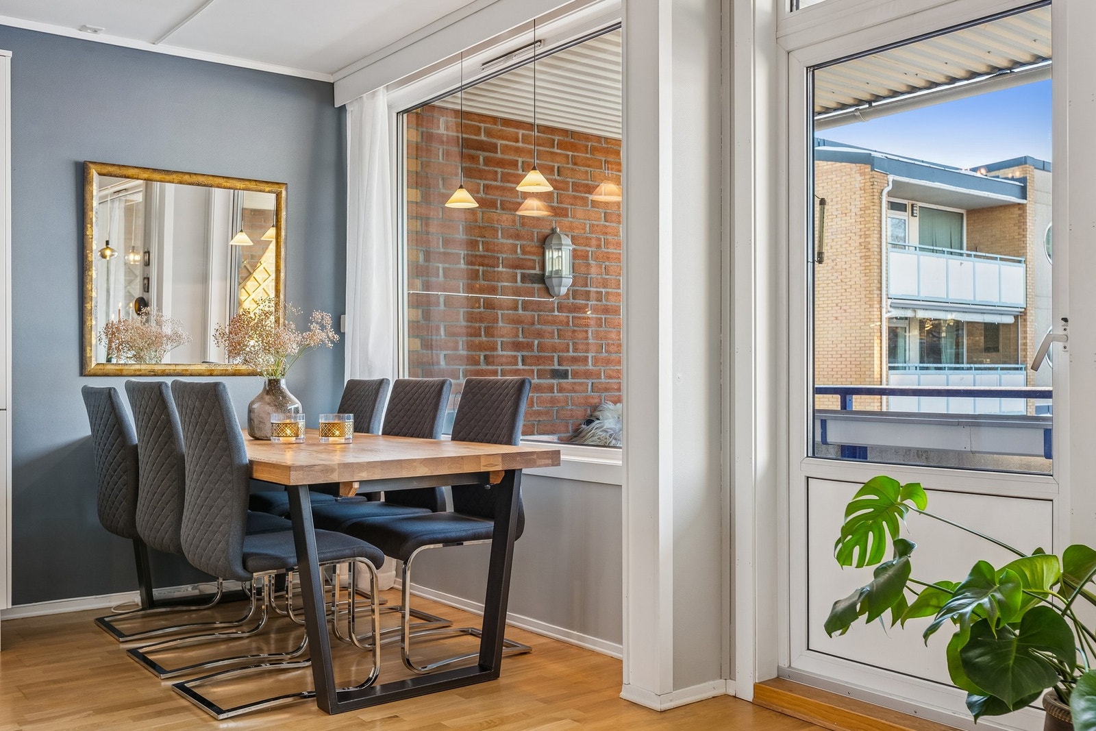 Fra stua er det utgang til en solrik balkong med sør-vestvendt beliggenhet. Galleribilde