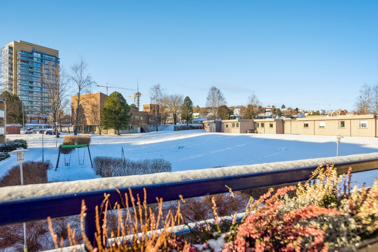 Fra leiligheten er det kort vei til Valentinlyst senter med sine fasiliteter. I tillegg er det kort vei til bussholdeplass med hyppige avganger. Galleribilde