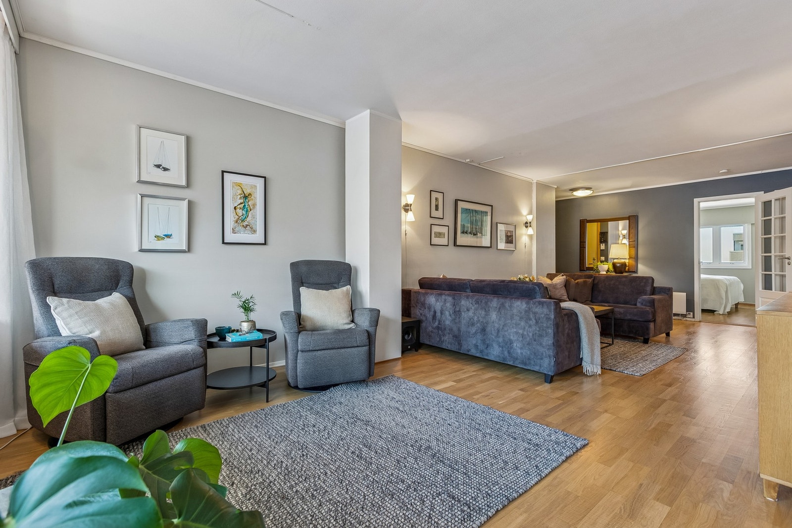 Romslig stue på ca. 32kvm med god plass til ønskelig møblement. Stua har godt med naturlig lysinnslipp og gjennomlysning. Galleribilde