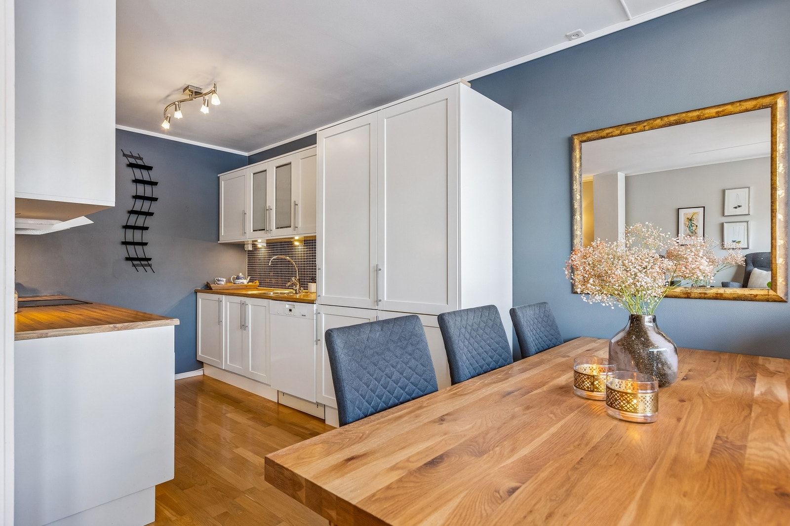 Kjøkkenet har godt med skap- og benkeplass, samt god plass til spisebord. Galleribilde