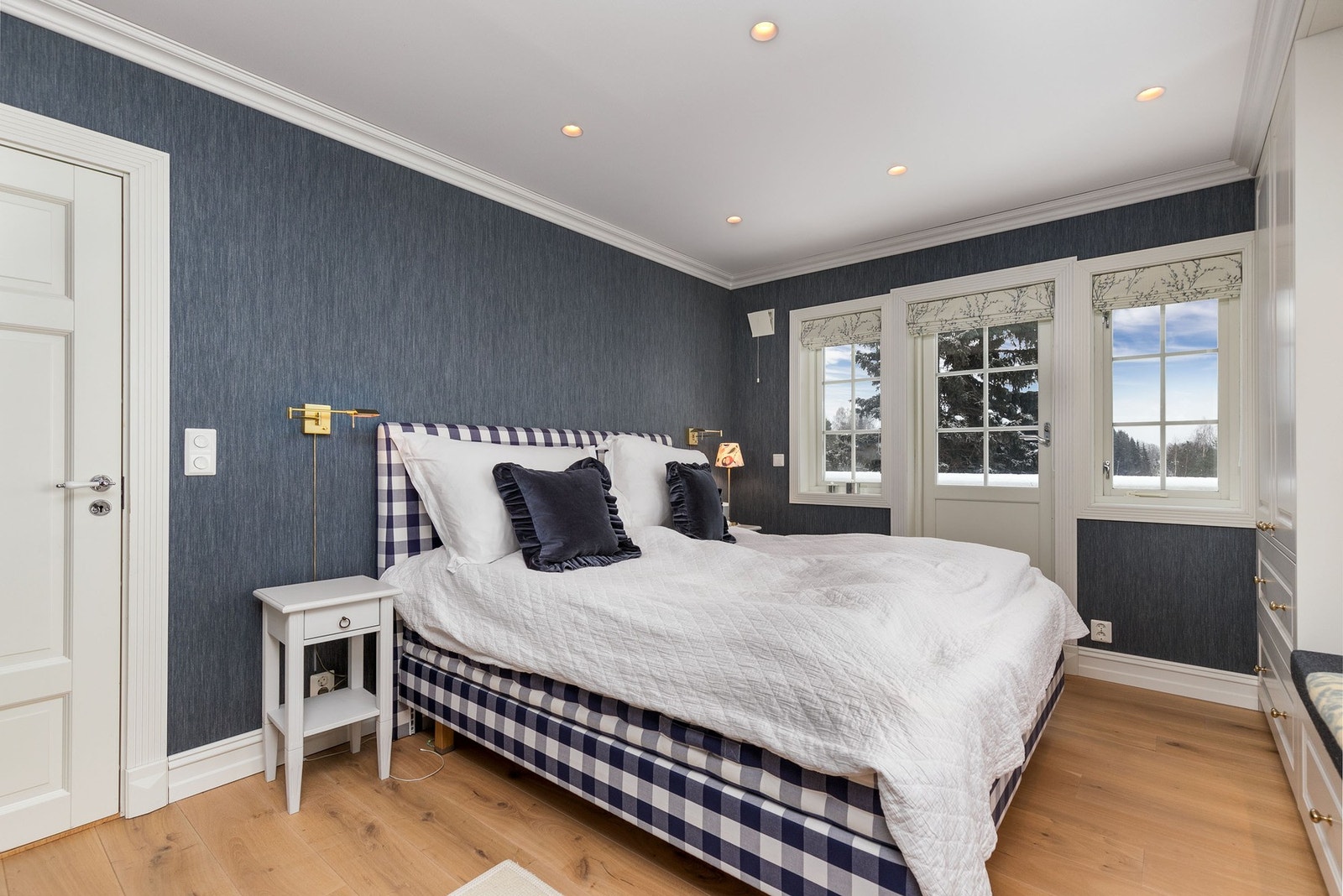 Hovedsoverommet er av svært generøs størrelse og fremstår lunt og tiltalende. Rommet har Novalin lintapet på veggflater, heltre gulvbord fra Skovin og downlights i himling. Galleribilde