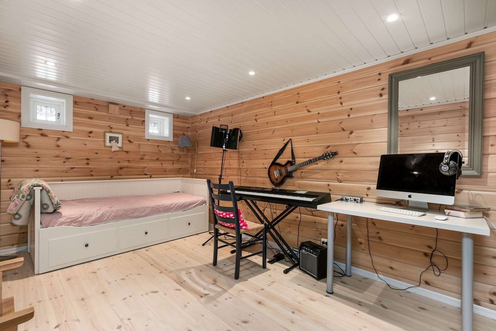 Innredet rom i kjelleretasjen som per i dag har for små vinduer til å kunne godkjennes som soverom. Det foreligger tegninger som viser hvordan rommet kan ombygges til godkjent soverom ved etablering av større vinduer og lysgrav utvendig. Galleribilde