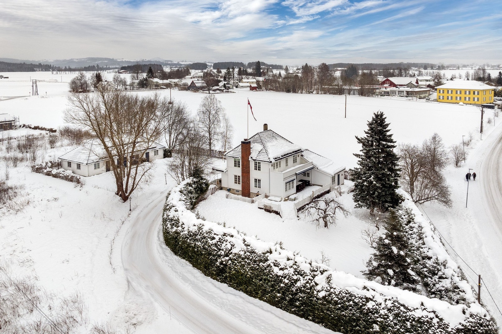 Eiet tomt på 2.889 kvm, hovedsakelig flat og pent opparbeidet. Hagen har stort plenareal, variert beplantning og eget bærhageområde med rips, solbær og stikkelsbær, i tillegg til fire fruktrær -eple, plomme og morell - som gir et hyggelig innslag av egen Galleribilde
