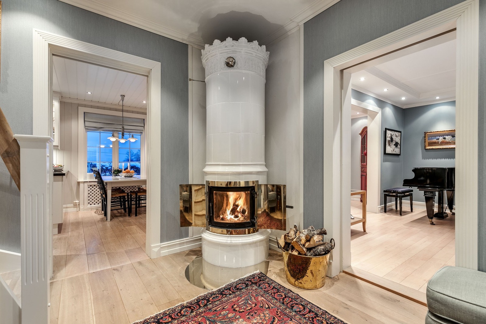 Fra hallen føres man videre inn i et hyggelig trapperom hvor en nydelig kakkelovn (ny i 2010) er plassert i hjørnet. Galleribilde