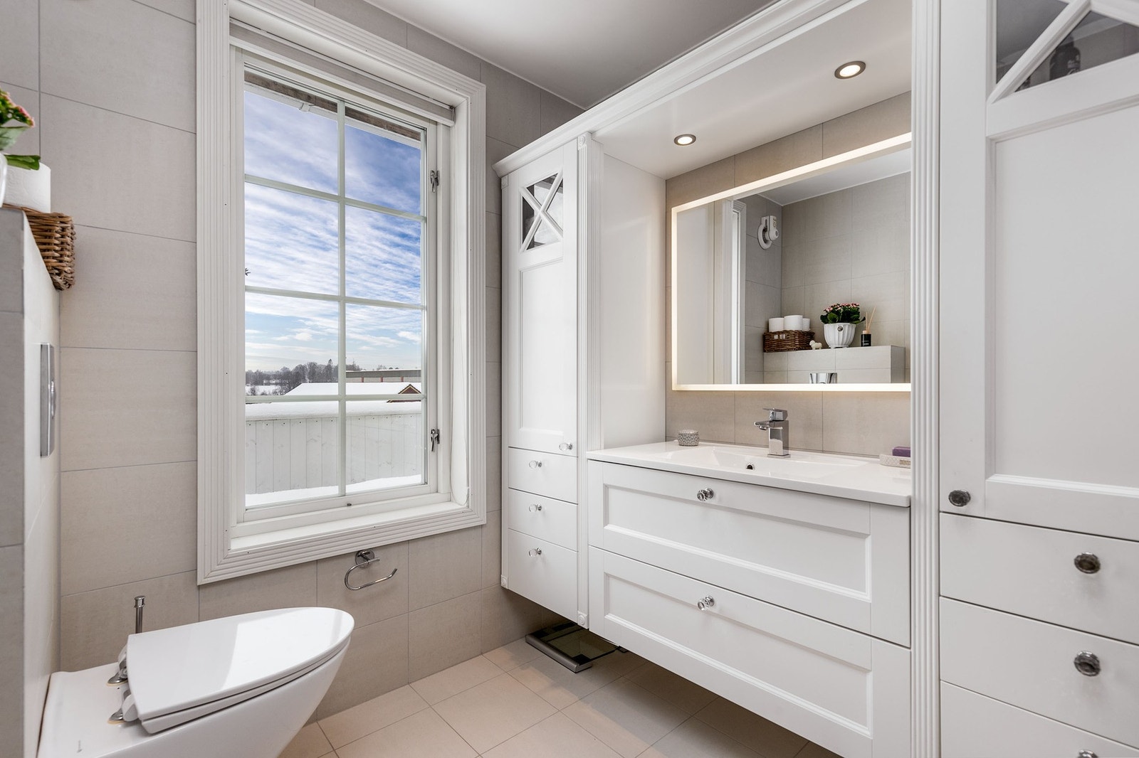 Hovedbadet i andre etasje er stort og flislagt med gulvvarme, pusset opp i regi av fagfolk i 2016. Galleribilde