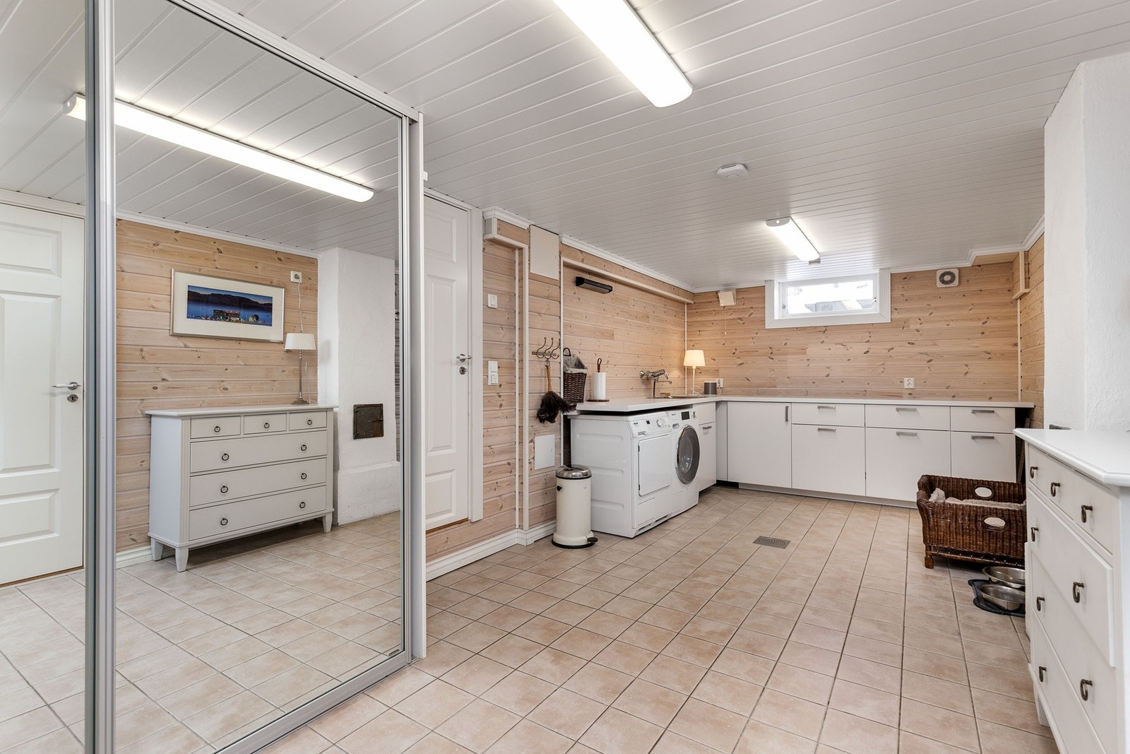 Vaskerommet i kjelleretasjen er romslig og ble pusset opp i 2014. Rommet har fliser på gulv med vannbåren gulvvarme og trepanel på veggflater. Innredningen består blant annet av skapinnredning, utslagsvask samt plass for vaskemaskin og tørketrommel under Galleribilde