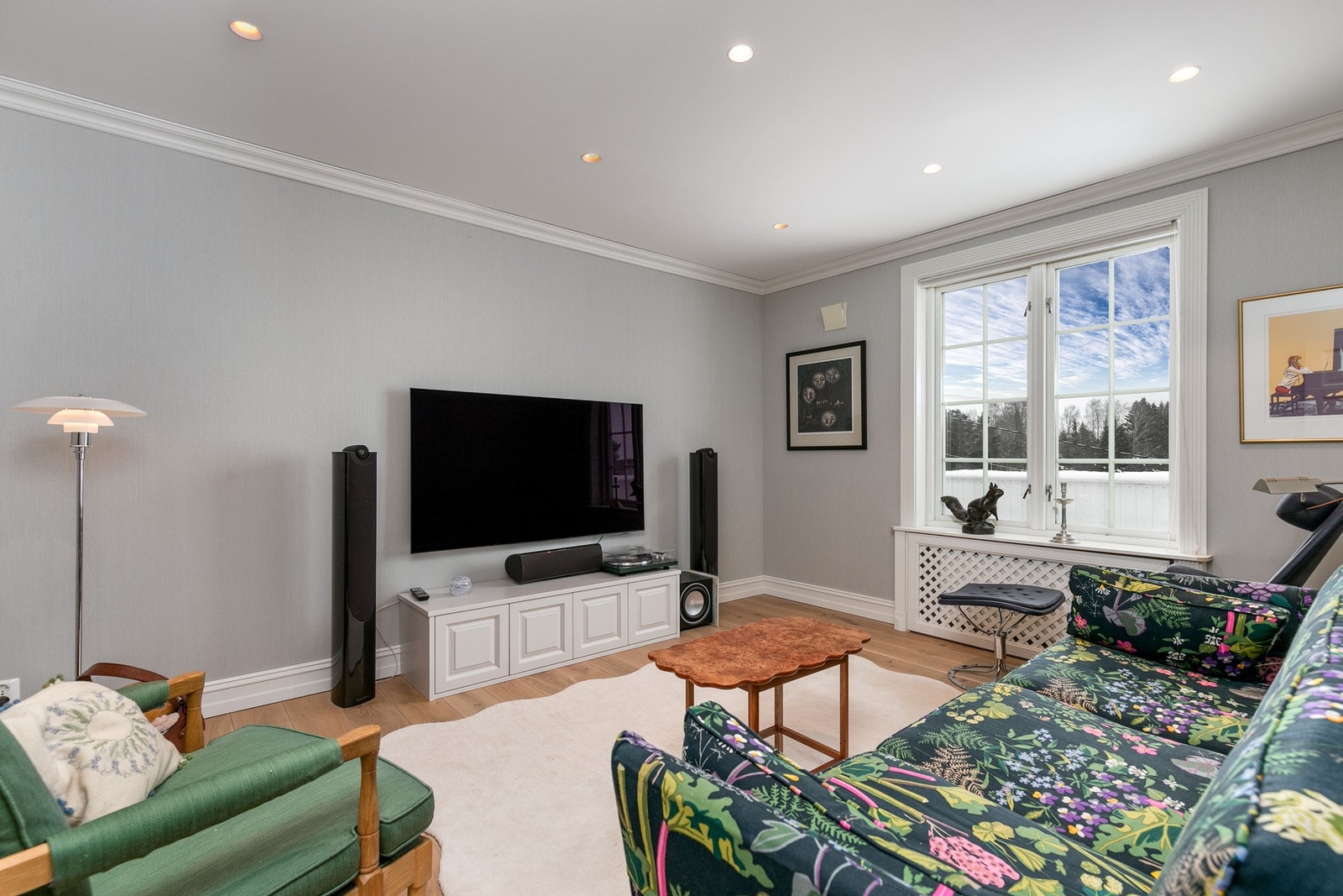 Soverom 4 benyttes i dag som en hyggelig loftstue og har lyse veggflater, heltre gulvbord og radiator tilknyttet vannbåren varme (bergvarme). Galleribilde